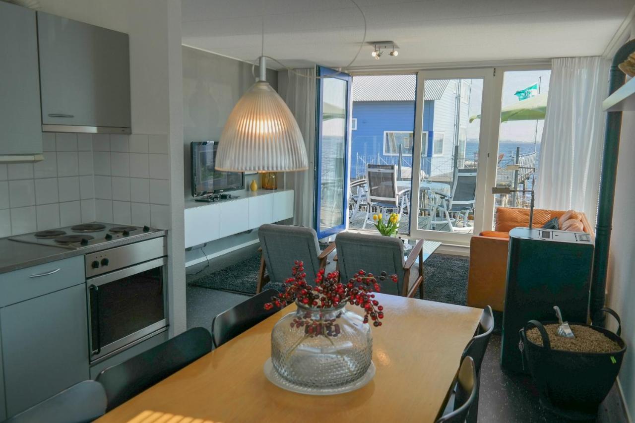 6 Pers. Waterfront Home Seeblick, Equipped Stilt House On The WaterAnjum エクステリア 写真